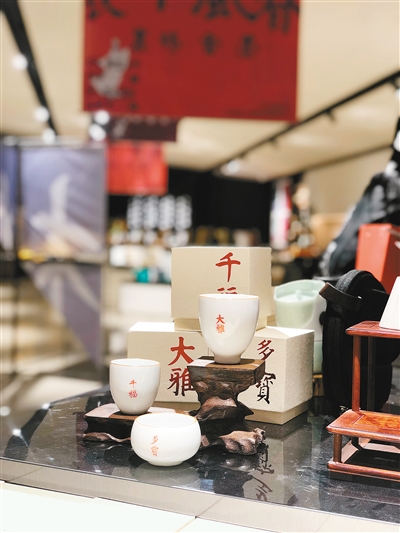 文物与文创跨界融合，塑造“流行中国”——碑林文创旗舰店试运营文化用品获热捧